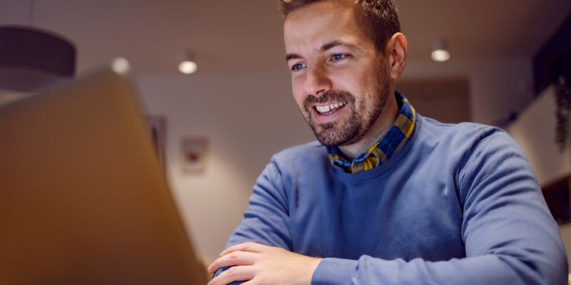 vmware-hyper-v-migration-it-leader-new-tools-2026-man-laptop-strategy